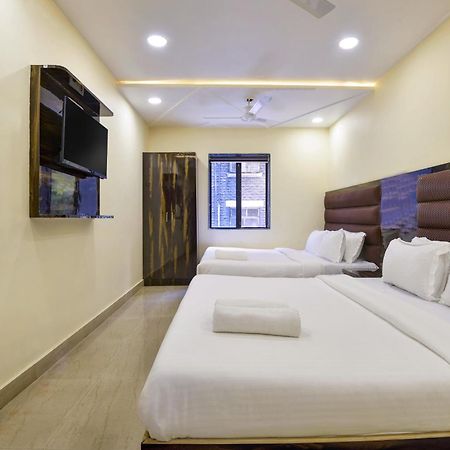 Hotel Deluxe Мумбай Екстериор снимка