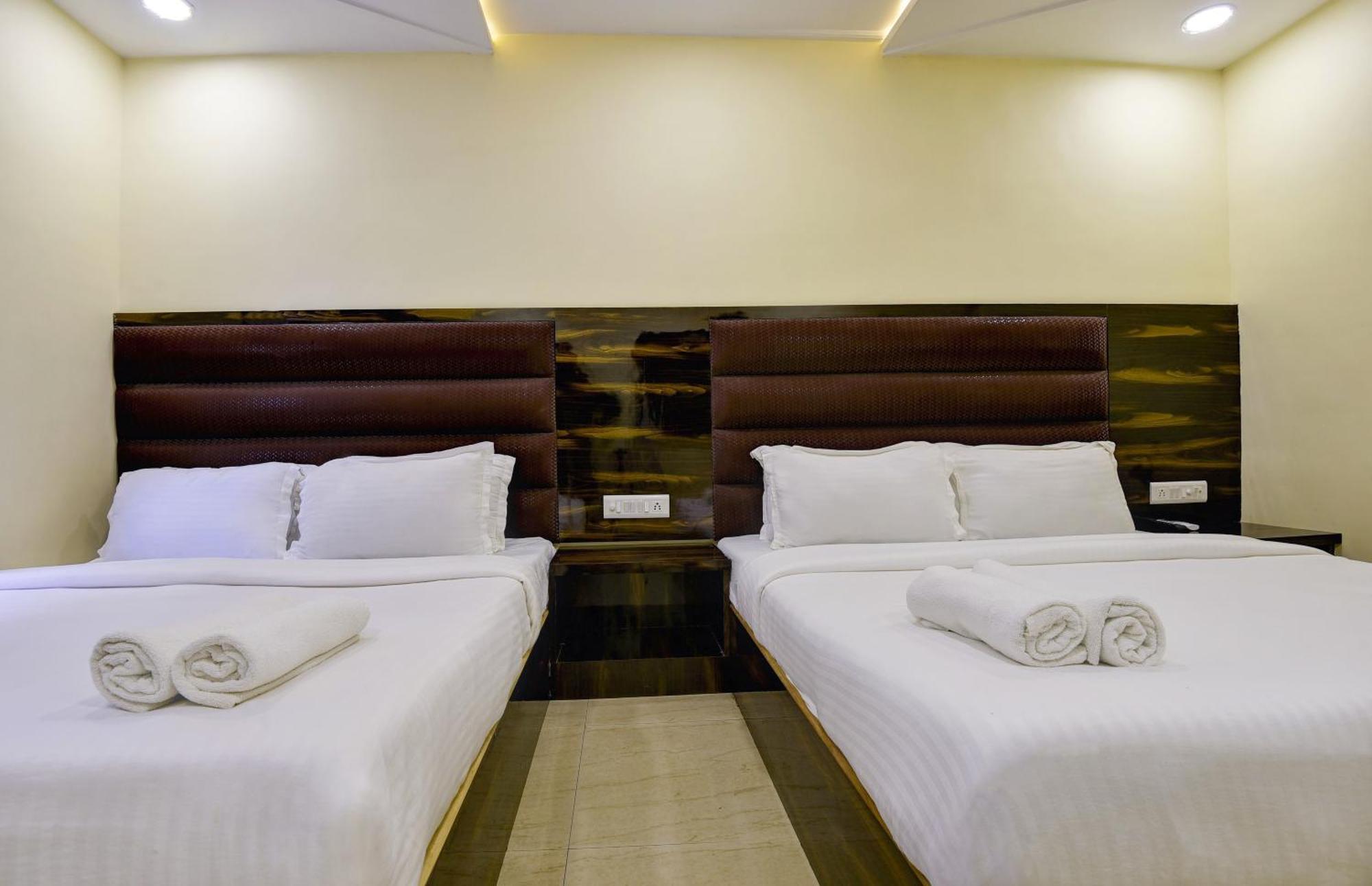 Hotel Deluxe Мумбай Екстериор снимка