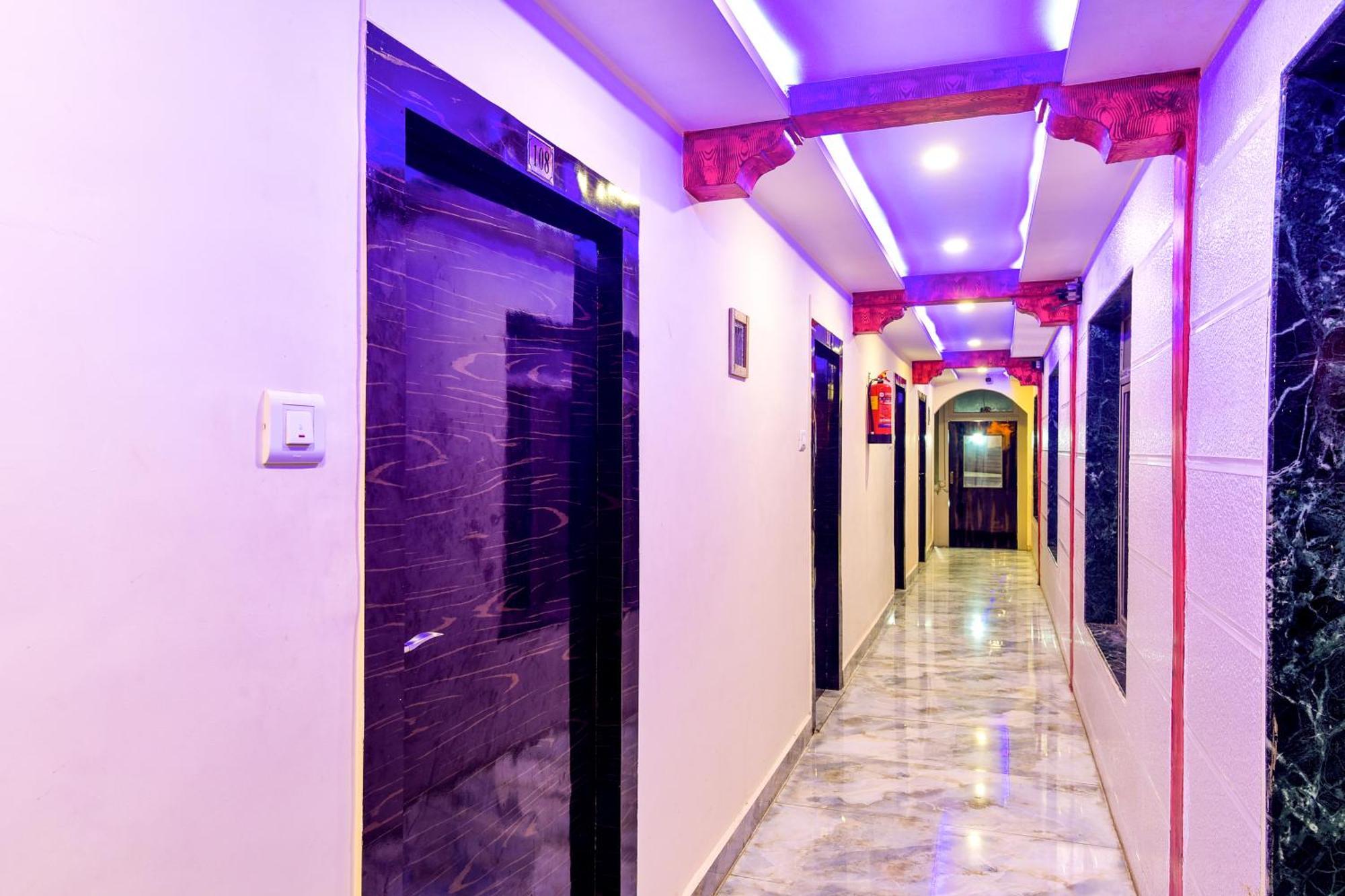 Hotel Deluxe Мумбай Екстериор снимка